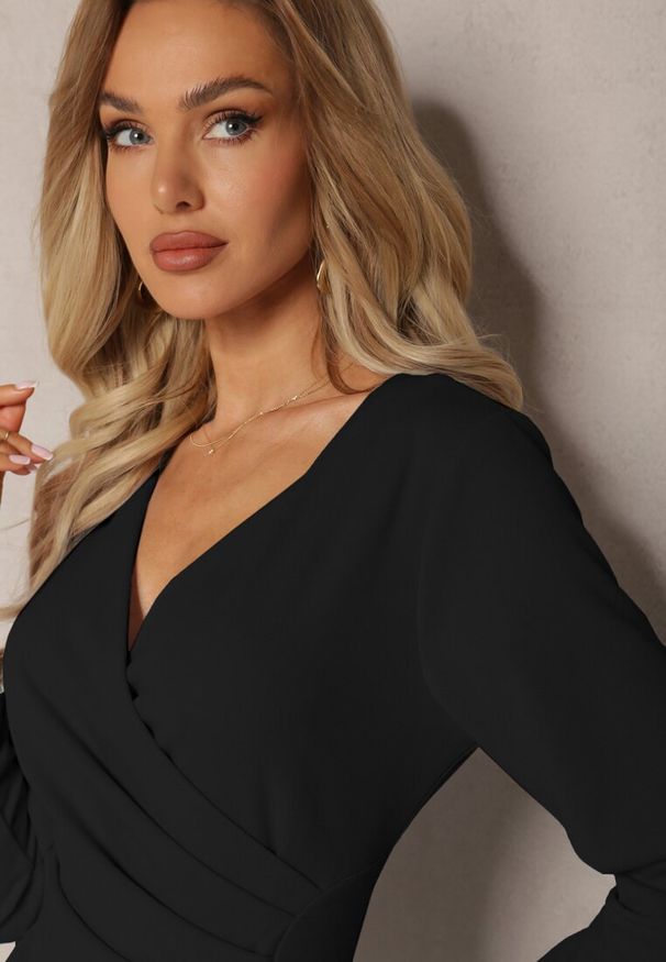 Renee - Czarna Kopertowa Sukienka Drapowana w Talii Ejorunna. Okazja: na imprezę, na randkę. Kolor: czarny. Typ sukienki: kopertowe. Styl: elegancki, wizytowy