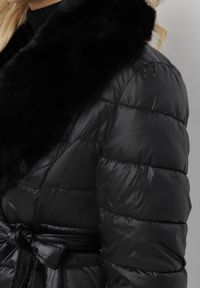 Born2be - Czarna Pikowana Kurtka z Paskiem i Futrzanym Kołnierzem Gunnitte. Typ kołnierza: bez kaptura. Kolor: czarny. Materiał: futro. Styl: elegancki