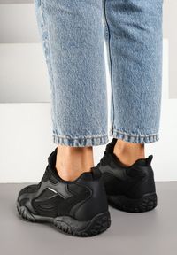 Renee - Czarne Sneakersy Ozdobione Tłoczoną Cholewką Pillitha. Okazja: na co dzień. Kolor: czarny. Materiał: jeans. Szerokość cholewki: normalna. Wzór: aplikacja. Obcas: na płaskiej podeszwie #6