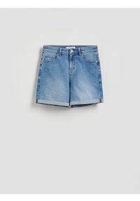 Reserved - Jeansowe szorty z podwiniętą nogawką - niebieski. Kolor: niebieski. Materiał: jeans