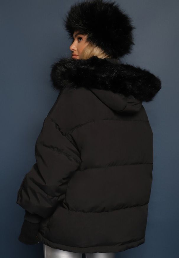 Renee - Czarna Kurtka Oversize z Futrzanym Kapturem Haduni. Kolor: czarny. Materiał: futro. Długość rękawa: długi rękaw. Długość: długie. Wzór: aplikacja. Sezon: zima