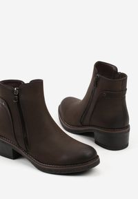 Born2be - Brązowe Botki do Kostki Zdobione Suwakiem przy Cholewce Ilosela. Okazja: na co dzień. Zapięcie: zamek. Kolor: brązowy. Materiał: jeans. Szerokość cholewki: normalna. Wzór: aplikacja. Obcas: na płaskiej podeszwie. Styl: casual, elegancki