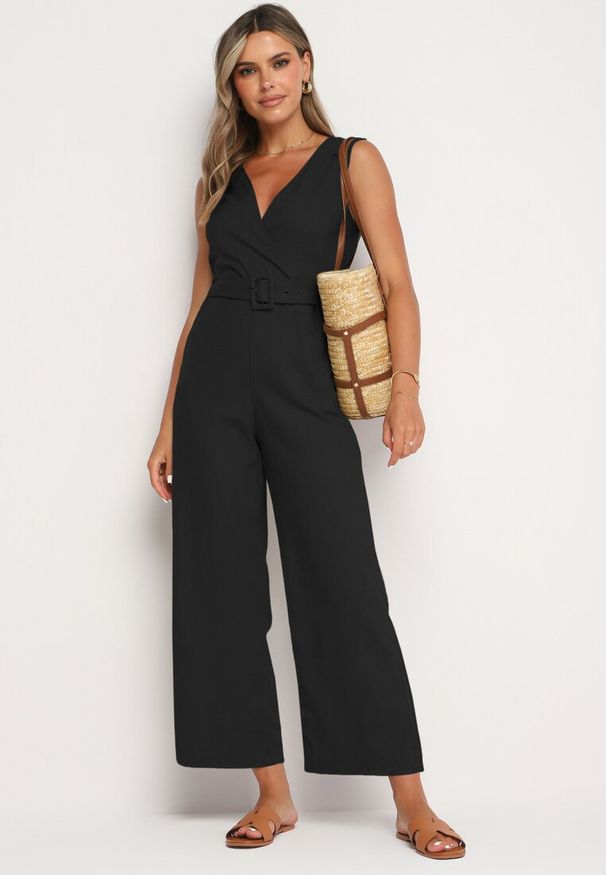 Born2be - Czarny Kopertowy Kombinezon z Bawełny z Gumką w Talii Szerokimi Nogawkami i Paskiem Hralfrea. Okazja: na co dzień. Kolor: czarny. Materiał: bawełna. Styl: casual, elegancki