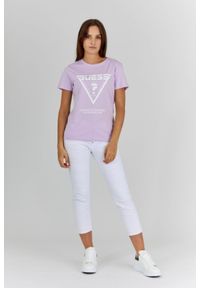 Guess - GUESS Fioletowy t-shirt damski z białym logo. Kolor: fioletowy. Materiał: bawełna. Wzór: nadruk