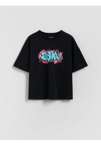 Reserved - T-shirt z nadrukiem - czarny. Kolor: czarny. Materiał: bawełna, dzianina. Wzór: nadruk #1