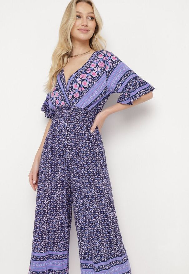 Born2be - Granatowy Bawełniany Kombinezon z Gumkami w Pasie i Kopertowym Dekoltem Zapinany z Tyłu na Guziki Lorrania. Okazja: na co dzień. Kolor: niebieski. Materiał: bawełna. Długość rękawa: krótki rękaw. Długość: krótkie. Styl: wizytowy, casual, elegancki