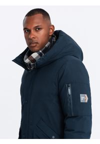 Ombre Clothing - Długa sezonowa kurtka męska w stylu outdoorowym – granatowa V2 - Rozmiar: L. Typ kołnierza: kaptur. Kolor: niebieski. Materiał: guma, tkanina, poliester, materiał, syntetyk. Długość: długie. Wzór: aplikacja #8
