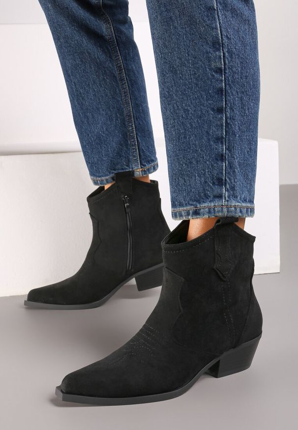 Renee - Czarne Botki na Słupku w Stylu Kowbojek Zapinane na Suwak Evirene. Okazja: na co dzień. Kolor: czarny. Materiał: jeans, skóra. Obcas: na słupku. Styl: boho, elegancki, casual. Wysokość obcasa: średni