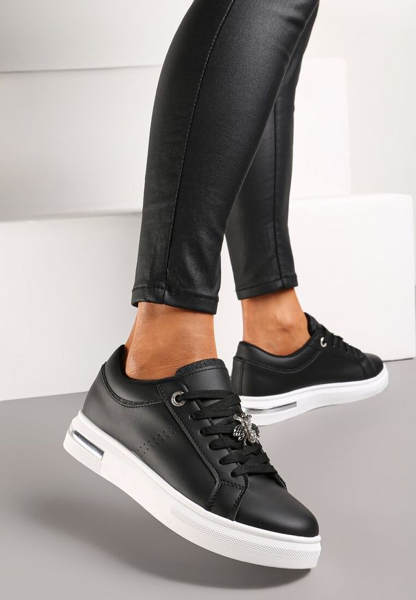 Renee - Czarne Sneakersy na Płaskiej Podeszwie z Imitacji Skóry z Broszką Unattia. Okazja: na co dzień, do pracy. Kolor: czarny. Materiał: skóra. Obcas: na płaskiej podeszwie
