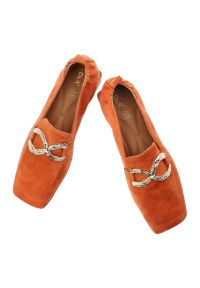 Półbuty damskie S.Barski, cholewka skóra naturalna zamszowa niski fason kwadratowy nosek ozdobny metalowy element na podbiciu stabilny niski obcas fa. Kolor: pomarańczowy. Materiał: zamsz, skóra. Szerokość cholewki: normalna. Obcas: na obcasie. Wysokość obcasa: niski #3