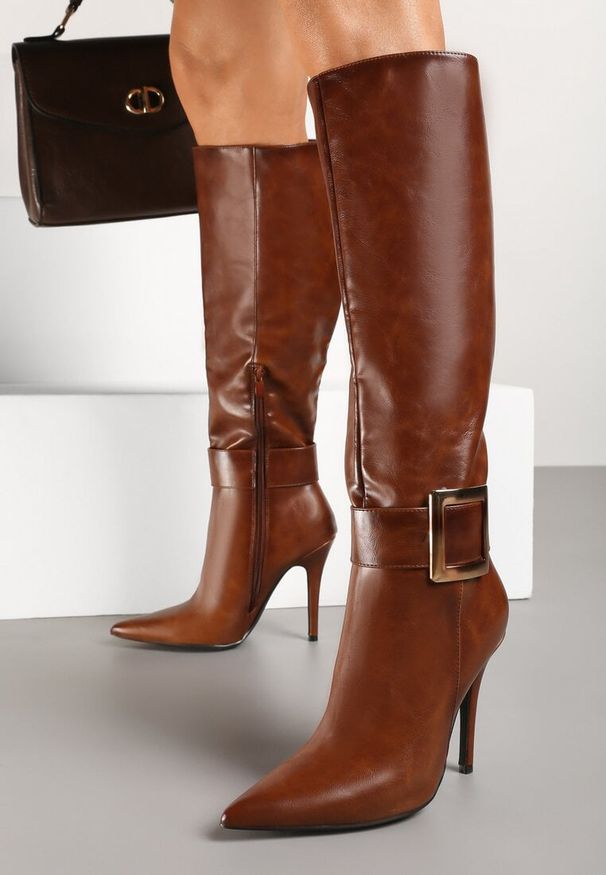 Born2be - Brązowe Kozaki na Szpilce Ozdobione Klamrą Innadora. Okazja: na co dzień. Zapięcie: klamry. Kolor: brązowy. Materiał: jeans. Wzór: aplikacja. Obcas: na szpilce. Styl: casual, elegancki