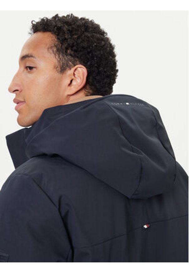TOMMY HILFIGER - Tommy Hilfiger Płaszcz przejściowy MW0MW41362 Granatowy Regular Fit. Kolor: niebieski. Materiał: syntetyk