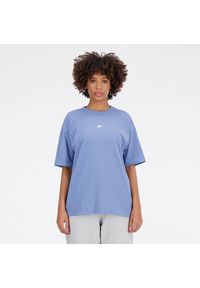 Koszulka damska New Balance WT33510MYL – niebieska. Kolor: niebieski. Materiał: dresówka, materiał, bawełna. Długość rękawa: krótki rękaw. Długość: krótkie. Wzór: napisy