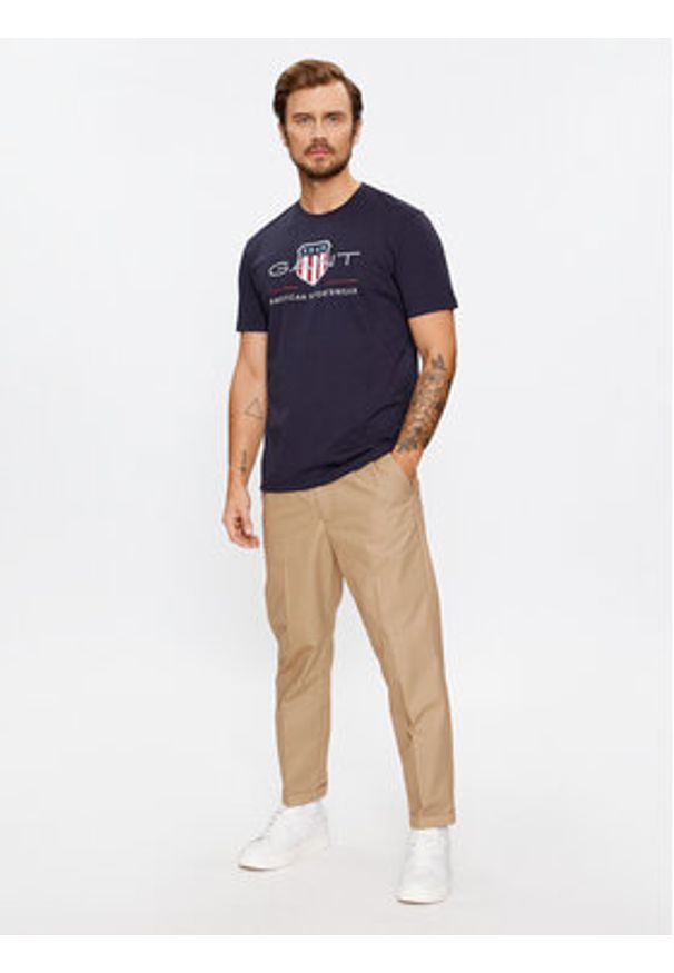 GANT - Gant T-Shirt Reg Archive Shield Ss 2003199 Granatowy Regular Fit. Kolor: niebieski. Materiał: bawełna