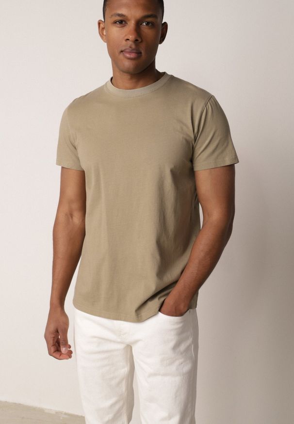 Born2be - Ciemnozielona Gładka Koszulka T-shirt z Bawełny o Prostym Kroju Sarusa. Okazja: na co dzień, na randkę. Kolor: zielony. Materiał: bawełna. Wzór: gładki. Styl: casual, klasyczny