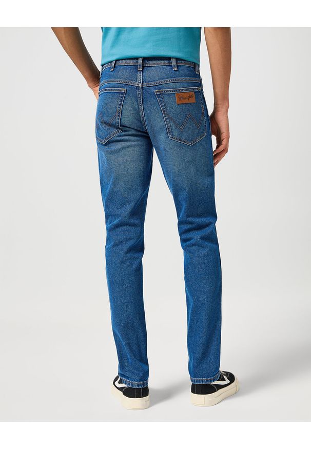 Wrangler - WRANGLER MĘSKIE SPODNIE JEANSOWE TEXAS SLIM RAINDROP 112355028 W12S017418. Długość: długie. Styl: sportowy, elegancki, klasyczny