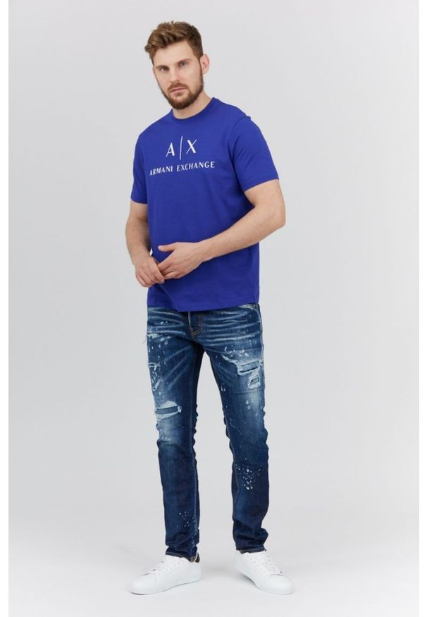 Armani Exchange - ARMANI EXCHANGE Niebieski t-shirt męski z białym logo, Rozmiar L. Kolor: niebieski. Materiał: prążkowany