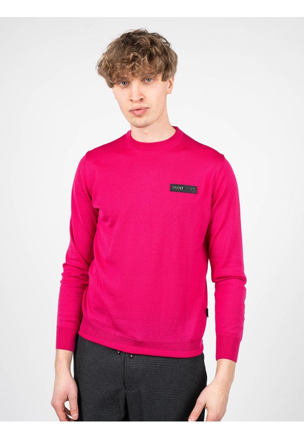 Plein Sport Sweter "Merino" | MPPS90149 | Mężczyzna | Różowy. Okazja: na co dzień. Kolor: różowy. Materiał: wełna. Wzór: aplikacja. Styl: sportowy