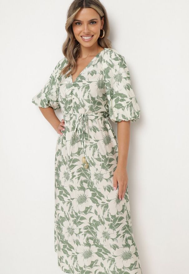 Born2be - Zielono-Biała Rozkloszowana Sukienka z Wiskozy Wykończona Bufiastymi Rękawami Maranea. Okazja: na co dzień. Typ kołnierza: dekolt w serek. Kolor: zielony. Materiał: wiskoza. Typ sukienki: proste, w kształcie A. Styl: casual, elegancki, klasyczny