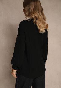 Renee - Czarny Sweter z Wiskozą o Prostym Kroju z Bocznym Ściągaczem Tivadella. Okazja: na co dzień. Kolor: czarny. Materiał: wiskoza. Sezon: jesień. Styl: elegancki, casual #5