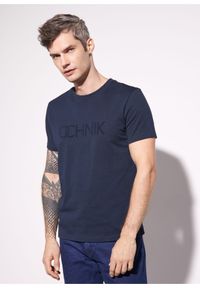 Ochnik - Granatowy T-shirt męski z logo. Kolor: niebieski. Materiał: materiał. Długość rękawa: krótki rękaw. Długość: krótkie. Wzór: aplikacja #1