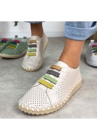 Beżowe skórzane ażurowe półbuty damskie T.Sokolski w26-03. Okazja: na co dzień. Nosek buta: okrągły. Zapięcie: bez zapięcia. Kolor: beżowy. Szerokość cholewki: normalna. Wzór: ażurowy. Materiał: skóra. Sezon: wiosna, lato. Styl: casual, elegancki #1