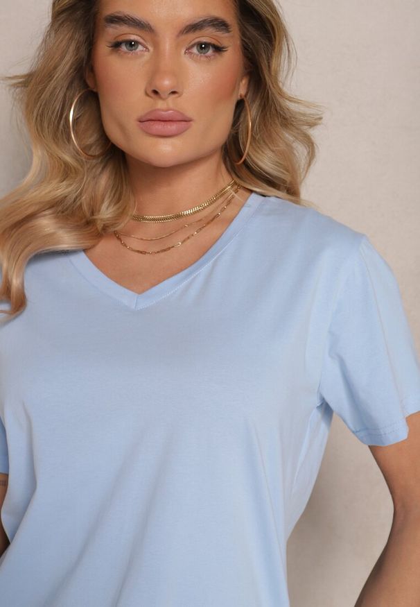 Renee - Jasnoniebieski T-shirt z Bawełny z Dekoltem w Serek Tanirea. Okazja: na co dzień, na spacer. Typ kołnierza: dekolt w serek. Kolor: niebieski. Materiał: bawełna. Styl: casual, sportowy