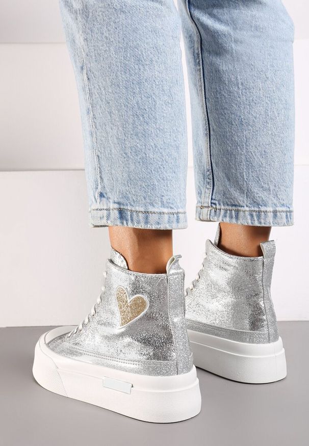 Renee - Srebrne Brokatowe Trampki na Platformie z Cholewką za Kostkę Nevirosa. Okazja: na co dzień. Wysokość cholewki: za kostkę. Kolor: srebrny. Materiał: jeans. Szerokość cholewki: normalna. Obcas: na platformie. Styl: elegancki, casual, rockowy