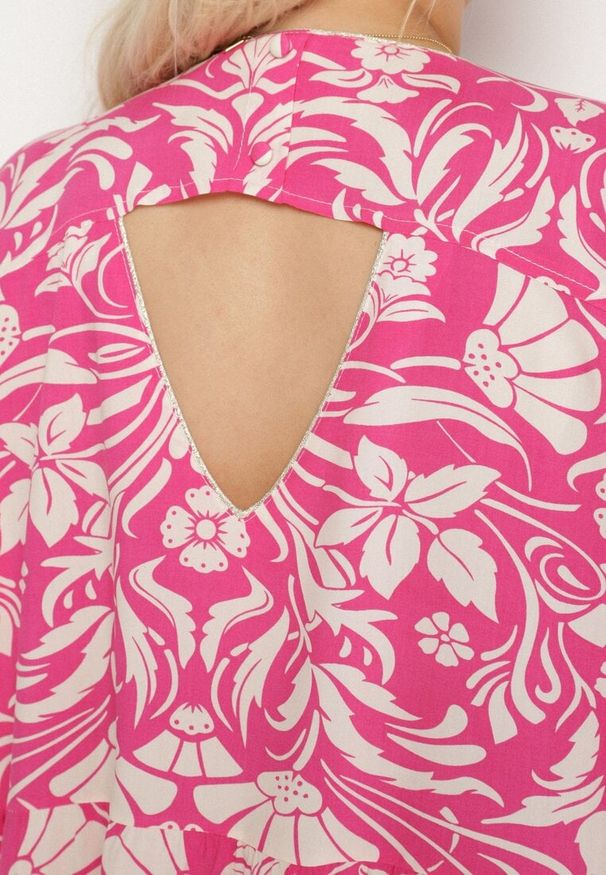 Born2be - Fuksjowa Pudełkowa Sukienka z Wiskozy w Kwiaty z Guzikami Liramiree. Okazja: na imprezę, na co dzień, na spacer. Kolor: różowy. Materiał: wiskoza. Wzór: kwiaty. Typ sukienki: proste. Styl: casual, klasyczny, elegancki