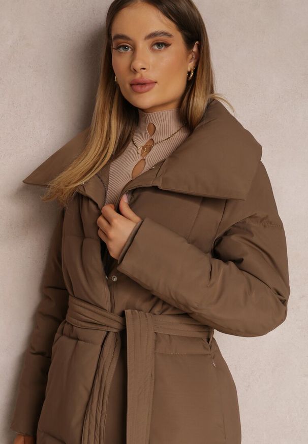 Renee - Brązowa Kurtka za Kolano Pikowana Chadi. Kolor: brązowy. Materiał: tkanina, jeans. Sezon: zima, jesień. Styl: elegancki, klasyczny