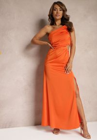 Renee - Pomarańczowa Asymetryczna Sukienka Satynowa z Wycięciem w Talii Rozcięciem na Dole i Marszczeniem Aledista. Kolor: pomarańczowy. Materiał: satyna. Typ sukienki: asymetryczne #1
