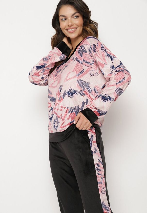 Born2be - Różowo-Czarny Komplet Dresowy Welurowy Bluza w Abstrakcyjny Wzór Spodnie z Lampasami Ivalaria. Kolor: różowy. Materiał: welur, dresówka