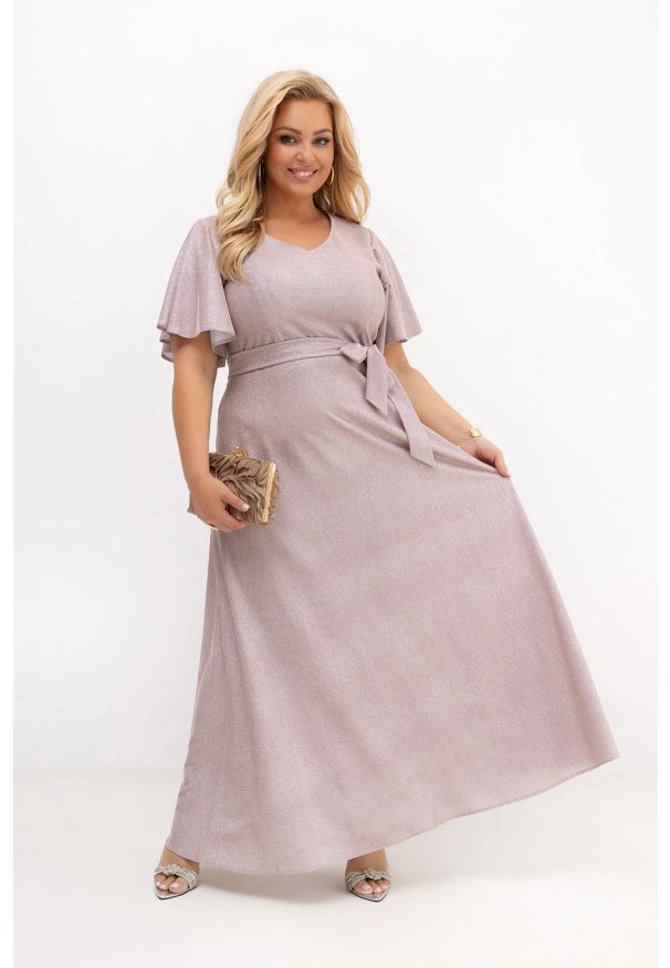 Moda Size Plus Iwanek - Sukienka maxi wieczorowa Wedding Glow pudrowy róż z poświatą srebra na bal i wesele PLUS SIZE OVERSIZE LATO. Okazja: na wesele, na ślub cywilny. Kolekcja: plus size. Kolor: różowy. Materiał: poliester, tkanina, elastan, materiał. Sezon: lato. Typ sukienki: oversize, dla puszystych. Styl: wizytowy. Długość: maxi