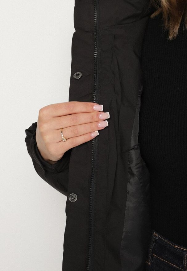 Born2be - Czarna Pikowana Kurtka Puffer z Kapturem i Kieszonką przy Rękawie Galieana. Okazja: na spacer. Typ kołnierza: kaptur. Kolor: czarny. Materiał: jeans, dzianina. Styl: elegancki, sportowy