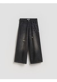 Reserved - Jeansy super wide leg z breloczkiem - czarny. Kolor: czarny