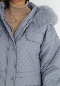 Born2be - Jasnoniebieska Kurtka z Futrzanym Kapturem i Drobnym Pikowaniem Esdrage. Kolor: niebieski. Materiał: futro. Wzór: jednolity. Sezon: jesień, wiosna #3