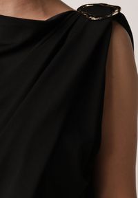 Born2be - Czarne Marszczone Body z Dekoltem Łódka i Ozdobną Aplikacją na Ramieniu Carlenka. Okazja: na co dzień, na spotkanie biznesowe. Typ kołnierza: dekolt w łódkę. Kolor: czarny. Materiał: materiał. Wzór: aplikacja. Styl: casual, biznesowy, wizytowy #2