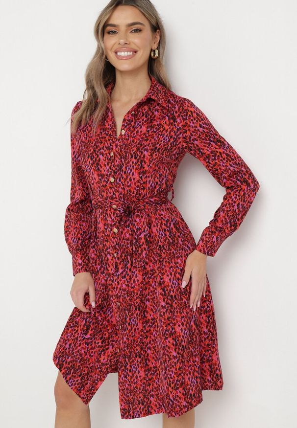 Born2be - Czerwona Sukienka Koszulowa Wiązana w Pasie Macedonia. Kolor: czerwony. Materiał: materiał. Długość rękawa: długi rękaw. Wzór: nadruk. Typ sukienki: koszulowe. Styl: elegancki. Długość: midi