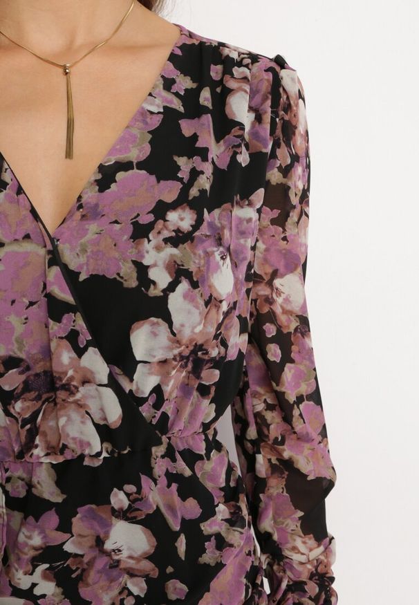 Born2be - Ciemnoróżowa Kopertowa Sukienka w Kwiaty Mini o Dopasowanym Kroju Sefexa. Typ kołnierza: dekolt kopertowy. Kolor: różowy. Wzór: kwiaty. Typ sukienki: kopertowe. Długość: mini