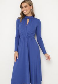 Born2be - Niebieska Rozkloszowana Sukienka z Ozdobnym Wycięciem i Usztywnioną Linią Ramion Rivfedi. Okazja: na co dzień, na imprezę. Kolor: niebieski. Długość rękawa: długi rękaw. Typ sukienki: proste. Styl: casual, elegancki #7