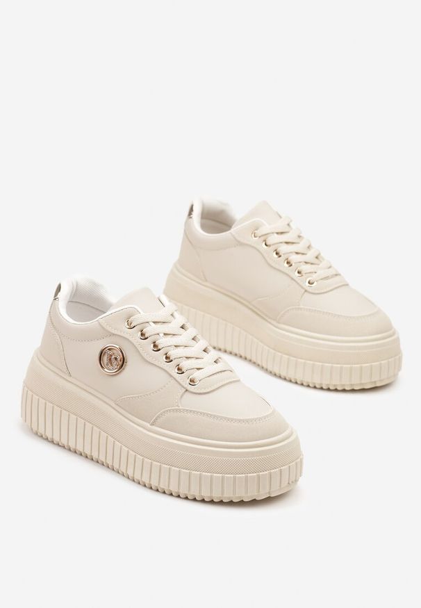 Renee - Beżowe Sneakersy Vices na Platformie z Tłoczeniem Ozdobione Metaliczną Aplikacją Eriri. Okazja: do pracy. Kolor: beżowy. Materiał: jeans. Wzór: aplikacja. Obcas: na platformie