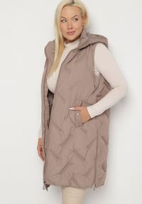 Born2be - Ciemnobeżowa Pikowana Kamizelka z Kapturem i Kieszeniami Esarivie. Okazja: na spacer. Typ kołnierza: kaptur. Kolekcja: plus size. Kolor: beżowy. Materiał: jeans #6