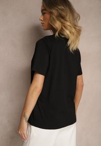 Renee - Czarny T-shirt z Bawełny z Ozdobnym Łańcuszkiem Imitującym Naszyjnik Sohna. Okazja: na co dzień. Kolor: czarny. Materiał: bawełna. Styl: klasyczny, casual #4