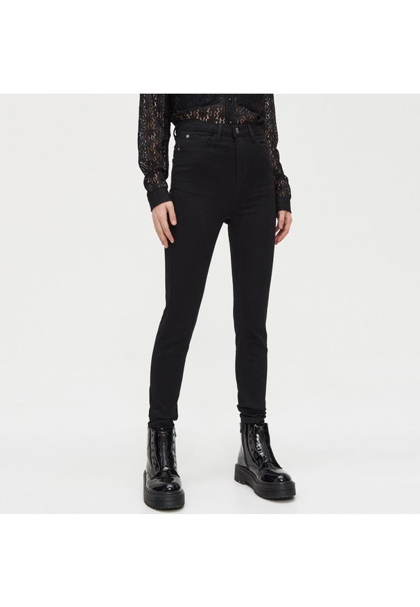 Cropp - Jeansy high waist - Czarny. Stan: podwyższony. Kolor: czarny. Materiał: jeans