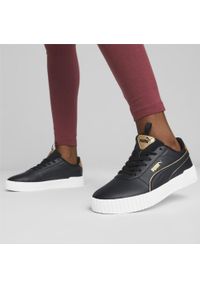 Puma - Damskie sneakersy Carina 2.0 Pop Up Metallics PUMA Black Gold White. Kolor: czarny, biały, wielokolorowy, żółty. Materiał: skóra. Wzór: aplikacja. Sezon: lato. Sport: turystyka piesza
