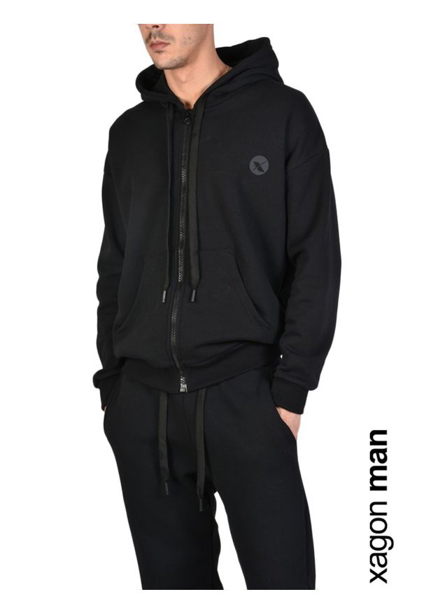 Xagon Man Bluza "Fleece" | MDAWS6 | Fleece | Mężczyzna | Czarny. Okazja: na co dzień. Typ kołnierza: kaptur. Kolor: czarny. Materiał: bawełna. Wzór: aplikacja. Styl: casual