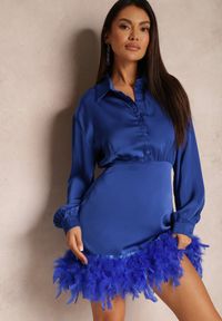 Renee - Granatowa Sukienka Satynowa z Piórkami na Dole Abira. Kolor: niebieski. Materiał: satyna. Sezon: zima