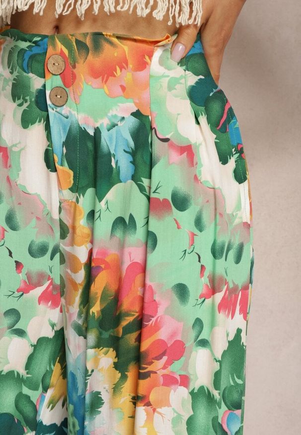 Renee - Zielone Spodnie z Wiskozy High Waist z Szerokimi Nogawkami Ozdobione Wzorem Tie-Dye Risalias. Stan: podwyższony. Kolor: zielony. Materiał: wiskoza. Wzór: aplikacja. Sezon: lato
