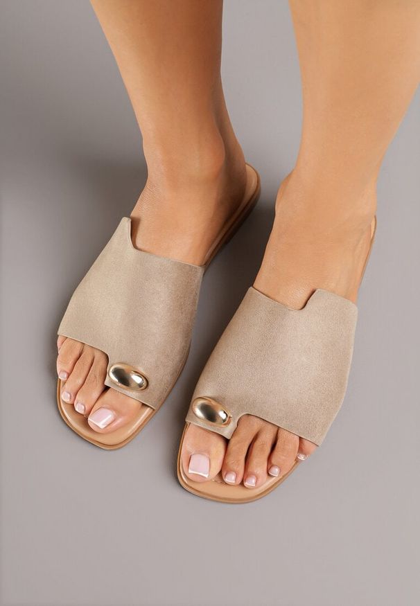 Born2be - Ciemnobeżowe Klapki Vices Japonki z Metaliczną Ozdobą Arezelia. Okazja: na co dzień. Kolor: beżowy. Wzór: aplikacja. Styl: elegancki, casual