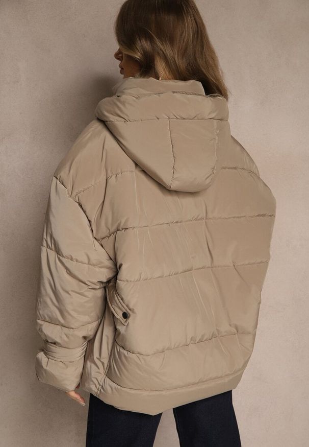 Renee - Beżowa Oversizowa Kurtka z Kapturem i Pikowanymi Przeszyciami Unavella. Okazja: na co dzień. Typ kołnierza: kaptur. Kolor: beżowy. Materiał: jeans. Styl: casual